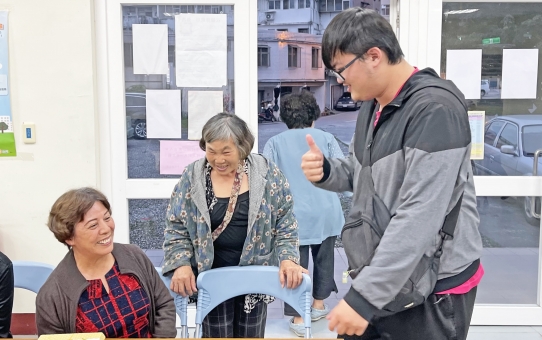 【青銀共餐道出阿嬤年輕靠販賣便當 獨力養育子女】