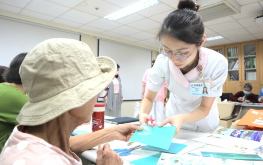 【拼貼出希望與勇氣 部桃癌友家庭藝術療癒工作坊】